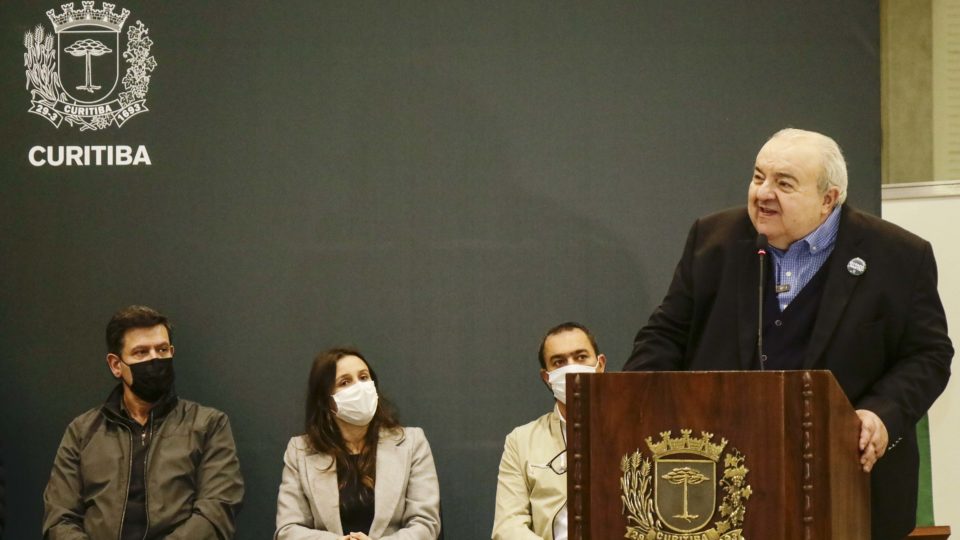 Greca diz estar “contrariado” por não poder vacinar adolescentes Prefeito Rafael Greca participou do encerramento da vacinação no Pavilhão da Cura, no Parque Barigui (17/09)
