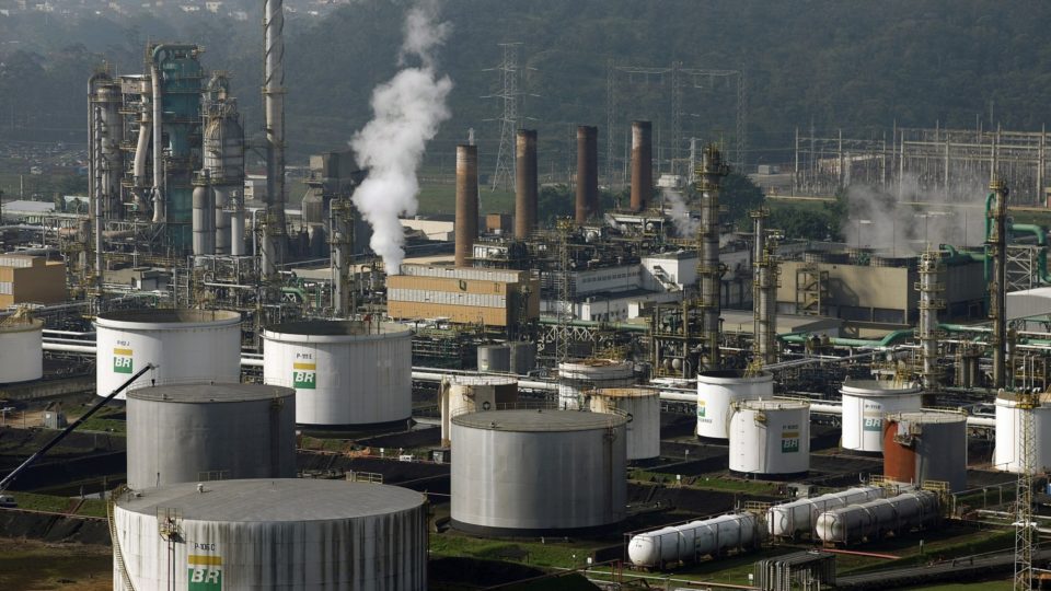 A Petrobras de novo na mira Vista da Refinaria Presidente Bernardes, em Cubatão (SP).