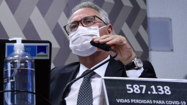 Renan chama Hang de “bobo da corte que vive da sabujice eterna” Senador Renan Calheiros