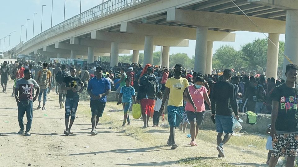 Estados Unidos e México iniciam deportação de haitianos acampados sob ponte Acampamento na fronteira entre EUA e México gerou a segunda grande crise humanitária do governo Biden