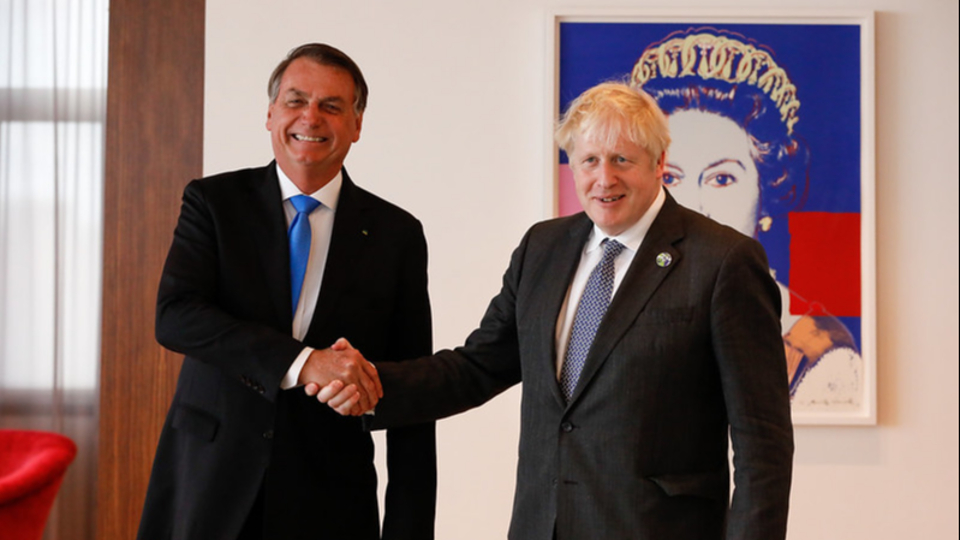 Boris Johnson elogia vacina da AstraZeneca em encontro com Bolsonaro O presidente Jair Bolsonaro e o primeiro-ministro do Reino Unido, Boris Johnson, em Nova York.