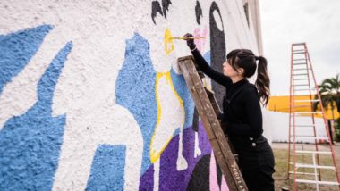 Artistas mulheres realizam intervenções em espaços públicos de Curitiba Luciana Gnoato foi uma das artistas curitibanas convidadas para o projeto do Sesi Cultura.