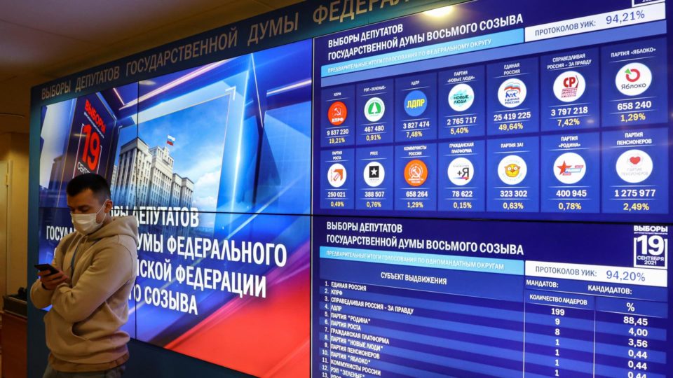 Putin mantém maioria na câmara baixa da Rússia, em outra eleição marcada por denúncias Painel mostra a contabilização dos votos por sigla nas eleições legislativas russas