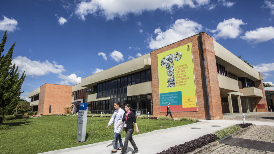 Com 40 anos no mercado, entenda como o Grupo Boticário transformou a relação com a tecnologia Como o Grupo Boticário trabalha a tecnologia para o sucesso e experiência do cliente, é o tema do segundo episódio do Papo Aberto.
