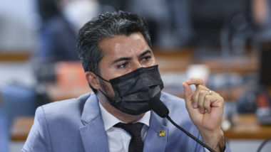 Senado aprova PEC que retira obrigação de investimento mínimo em educação na pandemia O senador Marcos Rogério (DEM-RO)