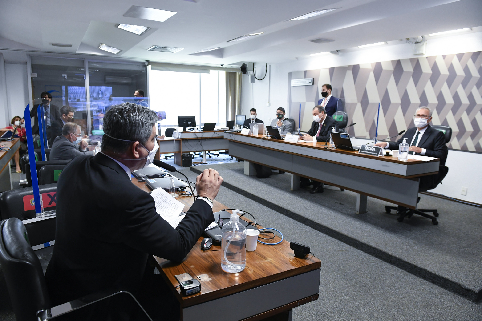 Senadores e o ministro Wagner Rosário em reunião da CPI da Covid