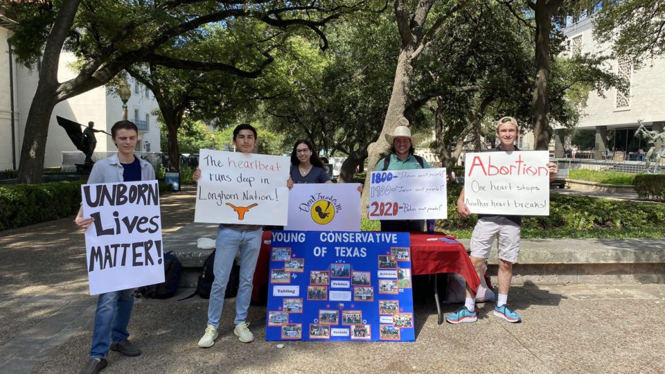 Médico que admitiu ter violado lei pró-vida do Texas é processado Manifestação pró-vida no Texas, em apoio à lei do batimento cardíaco