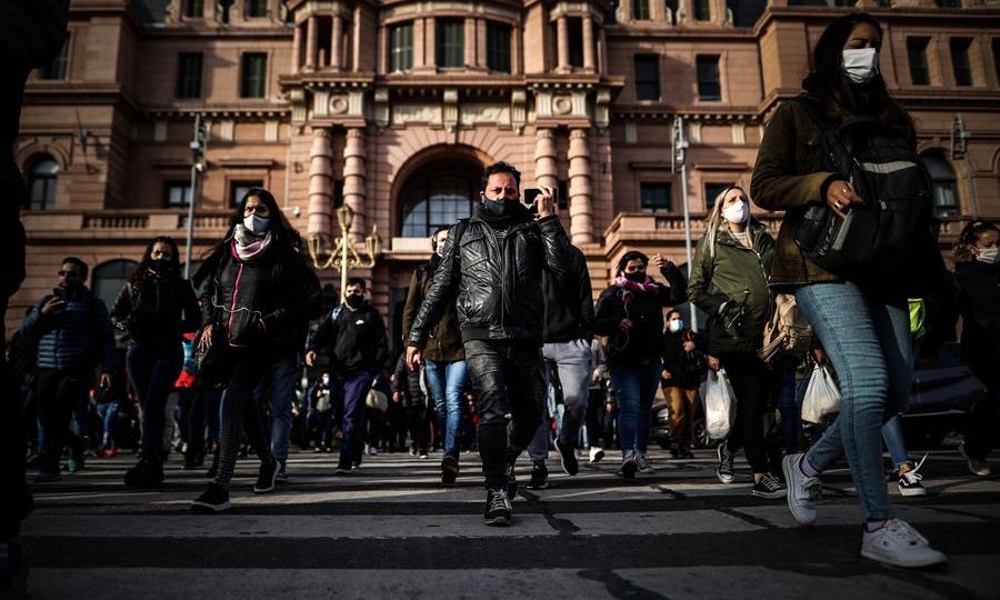 Argentina abrirá fronteiras em novembro para estrangeiros, com restrições a não vacinados Pessoas caminham em frente a estação ferroviária em Buenos Aires, 24 de agosto