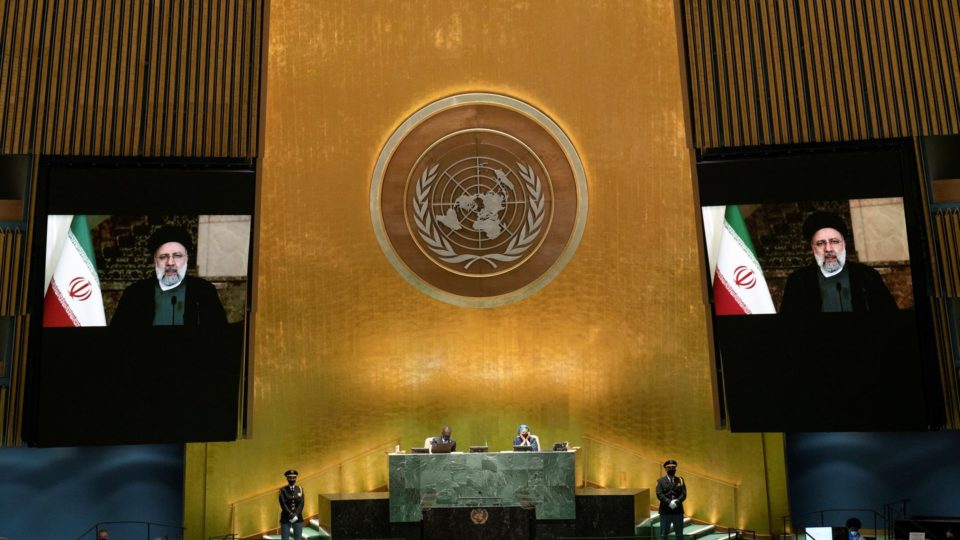 Presidente do Irã afirma na ONU que hegemonia dos EUA fracassou Discurso de Ebrahim Raisi foi transmitido na Assembleia Geral da ONU