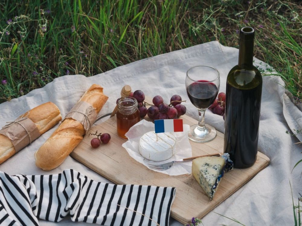 De acordo com o colunista do Bom Gourmet, os franceses bebem este vinho &#8220;aos cântaros&#8221;.