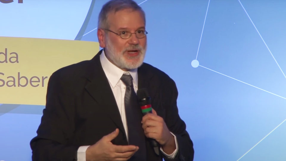 Diagnóstico precoce e educação especial permitem progressos de crianças com deficiência Fernando César Capovilla fala sobre o que há de mais recente em conhecimento científico e recursos tecnológicos para potencializar o desenvolvimento educacional de crianças e adolescentes com deficiências