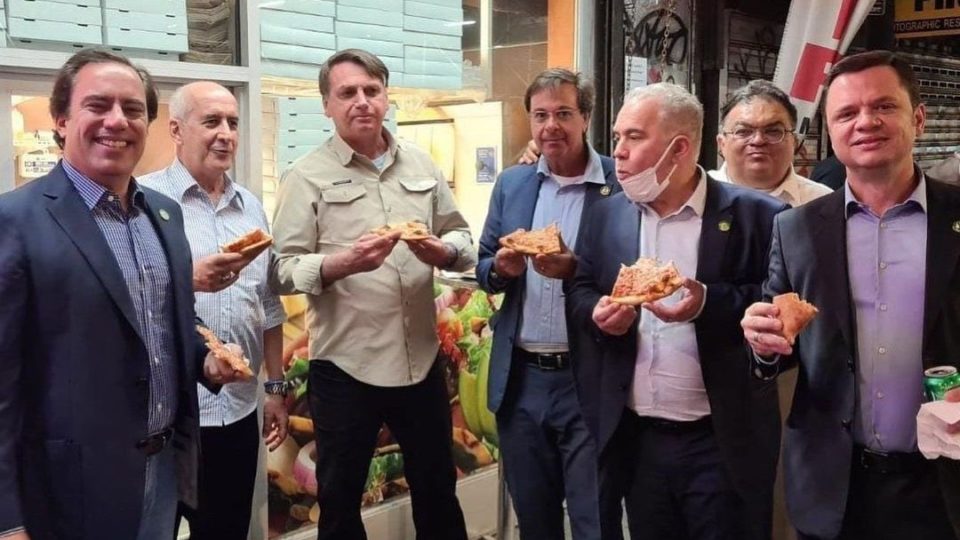 Volúpia do escândalo: Bolsonaro come pizza na rua em NY Você se escandalizou com a imagem de Bolsonaro comendo pizza na rua em Nova York? Talvez isso revele mais sobre nós do que sobre o presidente.