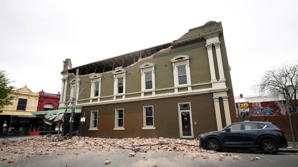 Terremotos no Sudeste da Austrália são sentidos em várias regiões do país Prédio danificado pelos tremores: epicentro foi no estado de Victoria