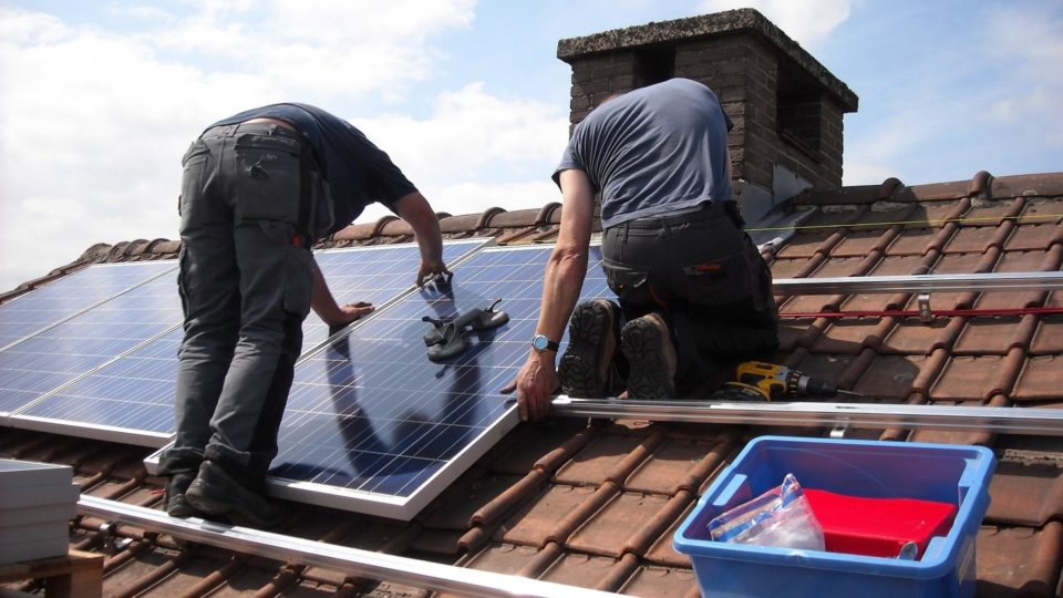 Crise hídrica, jogos políticos e o risco de apagão no fim do ano Painéis solares (energia solar, fotovoltaica) sendo instalados em telhado de casa.