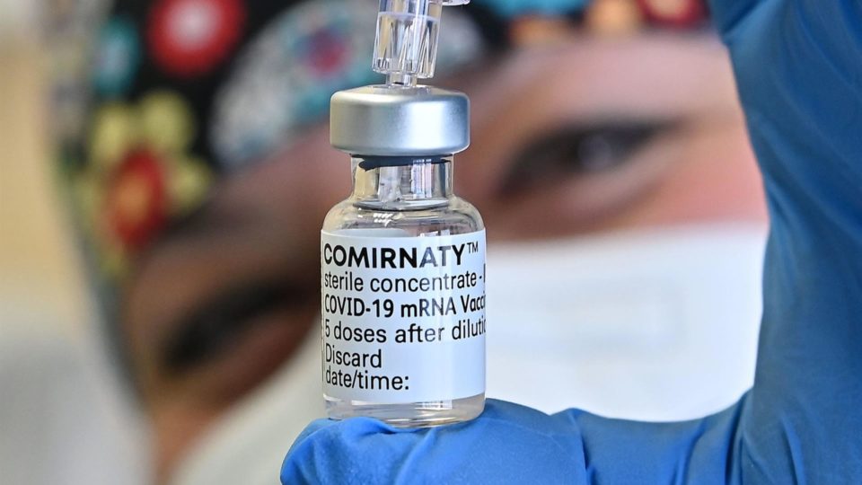 Biden anunciará doação dos EUA de 500 milhões de doses de vacina da Pfizer Profissional de saúde mostra um frasco de vacina da Pfizer/BioNTech contra Covid-19 em hospital em Turin, Itália, 31 de março de 2021