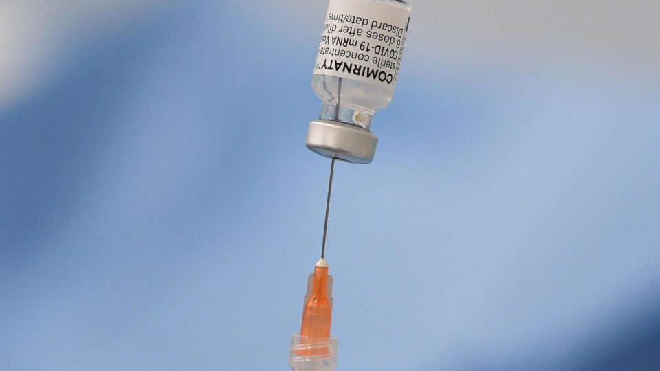 EUA aprovam terceira dose de vacina da Pfizer para maiores de 65 anos Profissional de saúde prepara uma dose de vacina da Pfizer/BioNTech contra Covid-19 em posto de vacinação em Novegro, Itália, 20 de abril de 2021