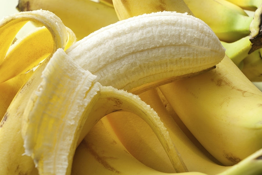 Na foto, banana fora da casca. Na foto, banana fora da casca.