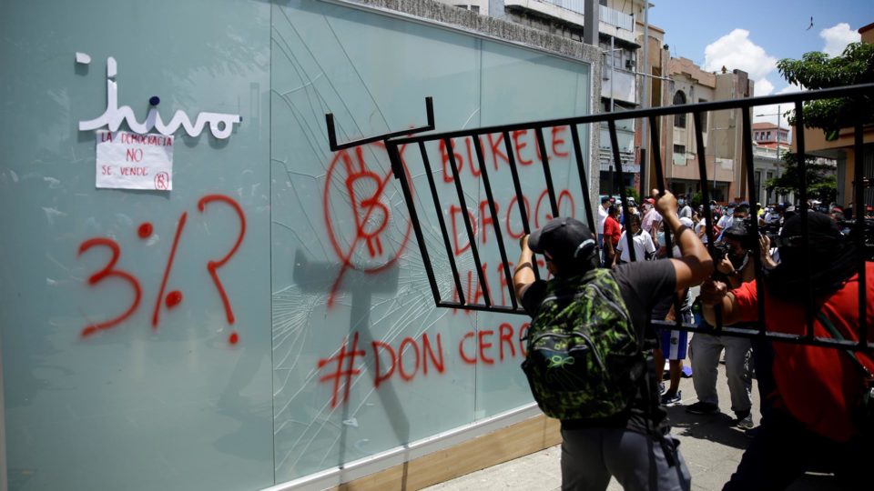 Presidente de El Salvador se descreve como o “ditador mais legal do mundo” Manifestantes destroem quiosque com caixa eletrônico do aplicativo Chivo, que faz trocas de dólares e bitcoins, em protesto contra o governo em San Salvador, El Salvador, 15 de setembro