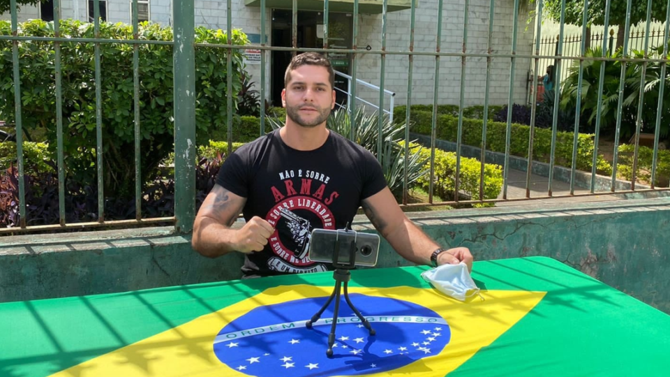 Passaporte sanitário: impedido de entrar na Câmara, vereador não vacinado improvisa gabinete na rua Passaporte sanitário: impedido de acessar Câmara, vereador não vacinado improvisa gabinete na rua