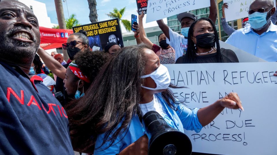 Fronteira entre Colômbia e Panamá tem 19 mil migrantes retidos que pretendem chegar aos EUA Protesto na Flórida, contra a deportação de haitianos acampados na fronteira entre Estados Unidos e México