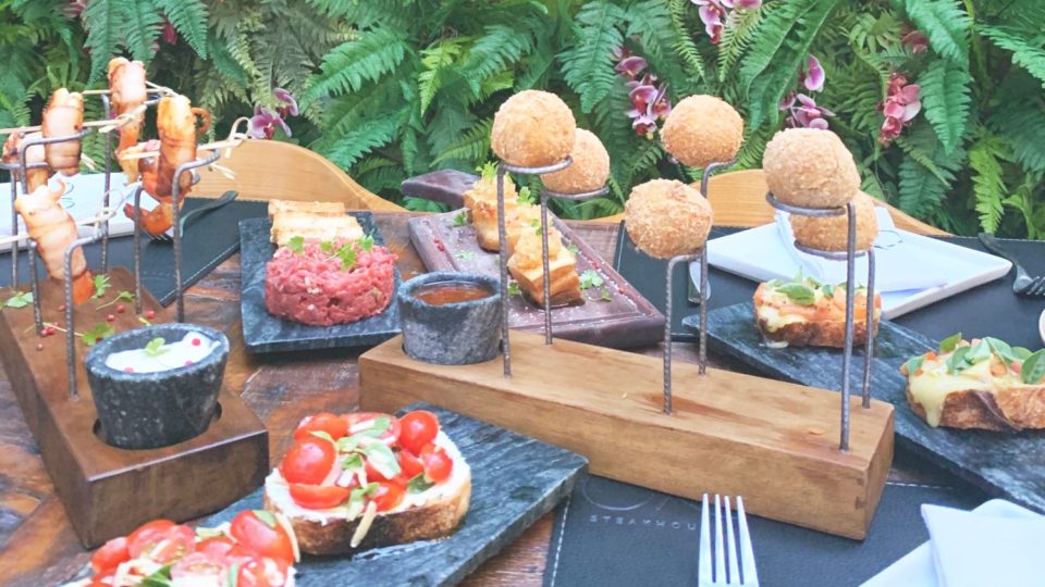 The OX Room Steakhouse reestreia happy hour com “moeda da sorte”