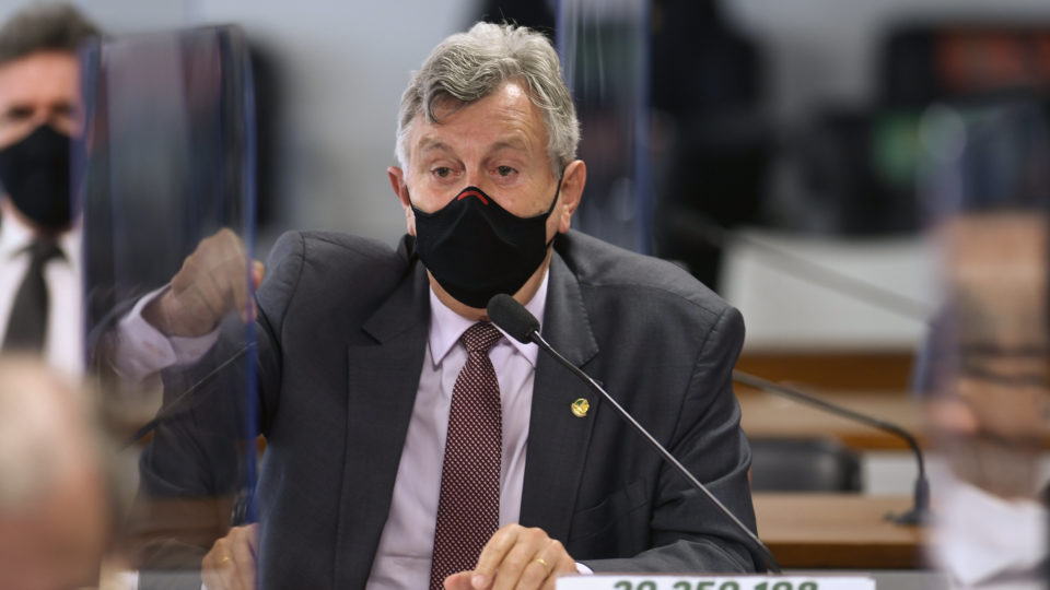 O senador Luís Carlos Heinze, acusado por oposicionistas de divulgar notícias falsas