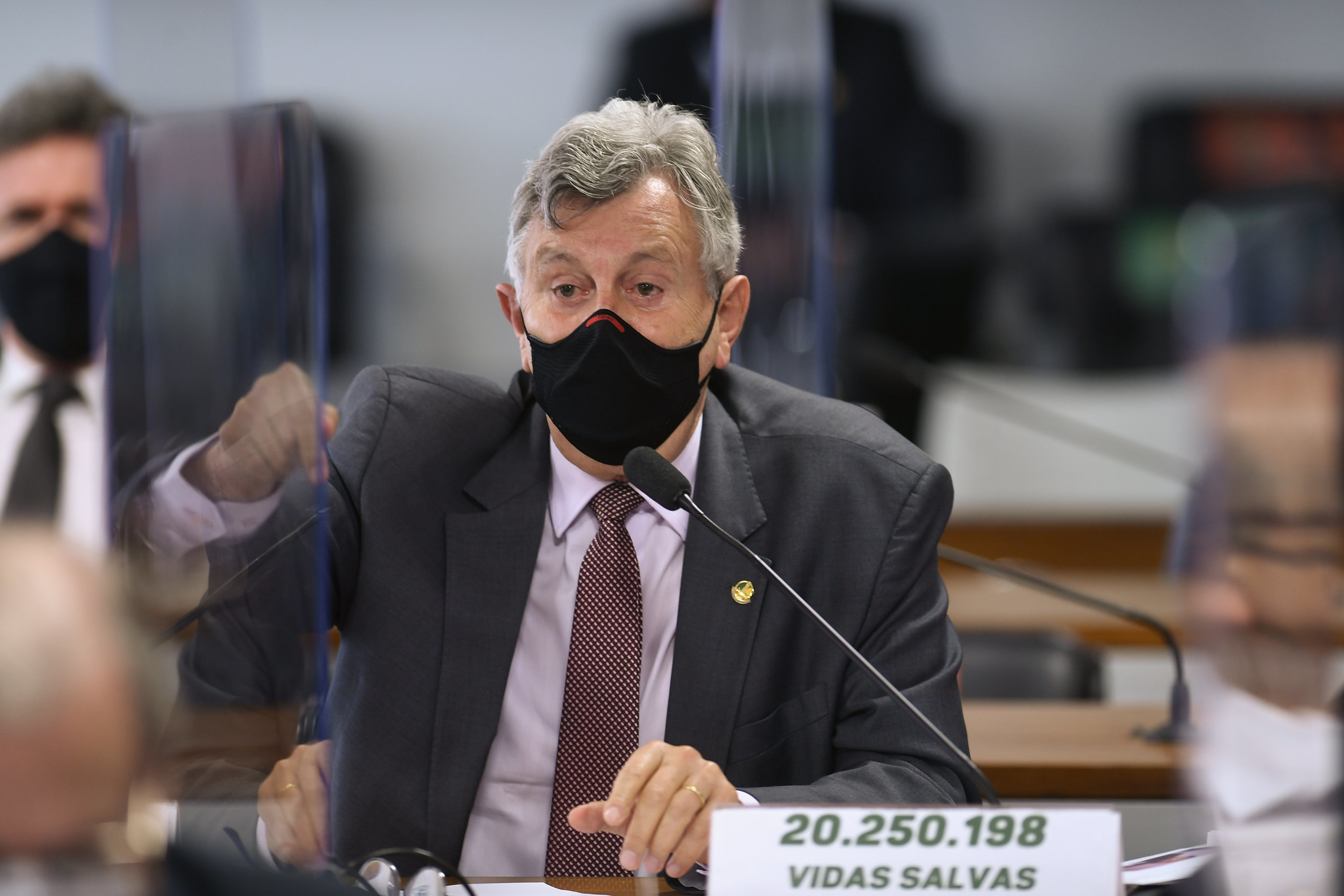 O senador Luís Carlos Heinze, acusado por oposicionistas de divulgar notícias falsas