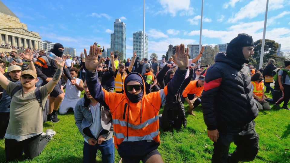 Terceiro dia de protestos contra medidas da pandemia na Austrália tem mais de 200 prisões Manifestantes se ajoelharam na área de um memorial que homenageia os australianos que serviram e morreram em guerras