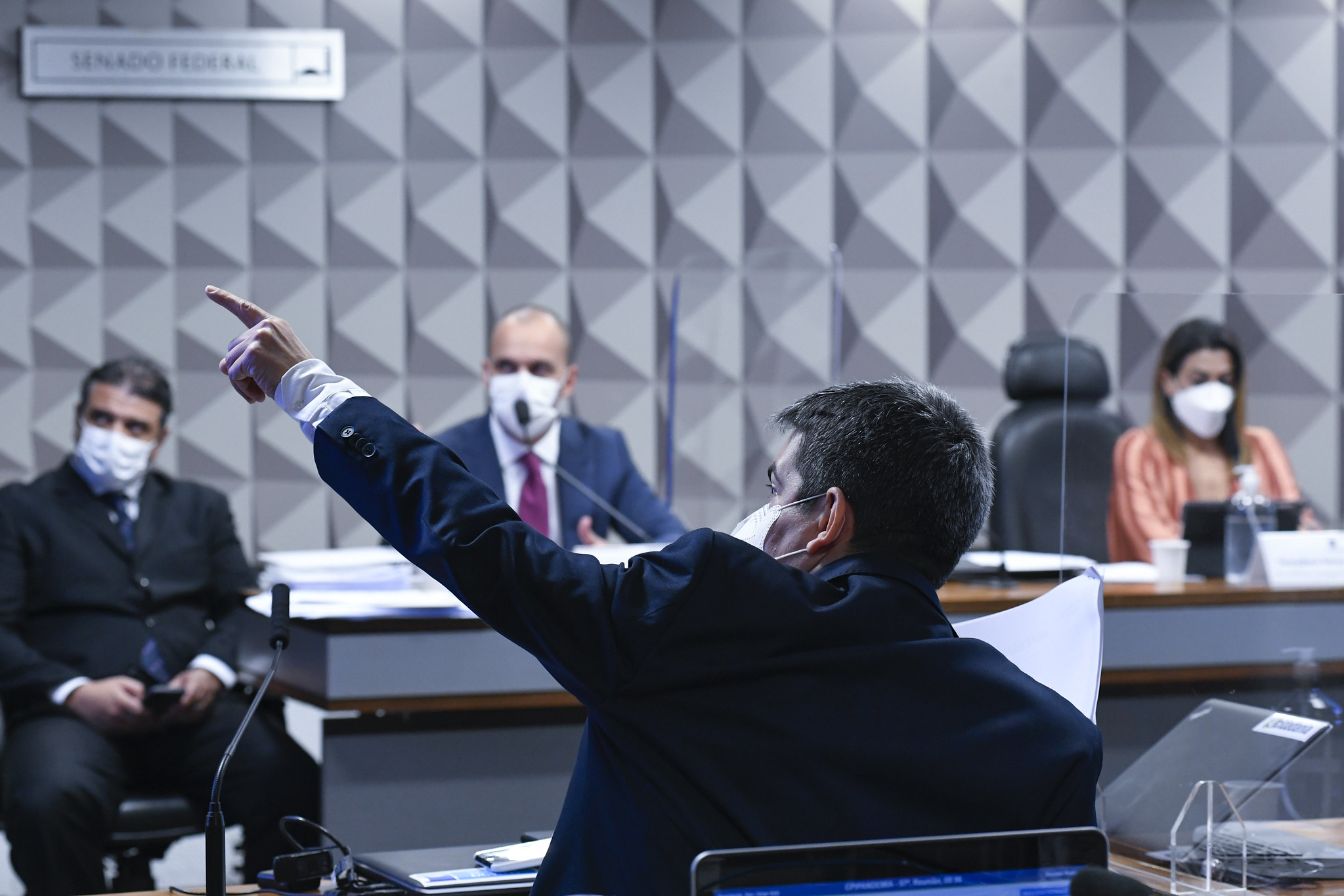 O senador Randolfe Rodrigues faz pergunta a Pedro Batista durante a CPI