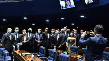 Senado aprova criação do TRF da 6ª Região para atender Minas Gerais Senadores posam para foto com juízes presentes na sessão do Senado desta quarta-feira que aprovou criação do TRF da 6ª Região, com jurisdição em Minas Gerais.