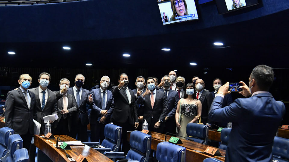 Senado aprova criação do TRF da 6ª Região para atender Minas Gerais Senadores posam para foto com juízes presentes na sessão do Senado desta quarta-feira que aprovou criação do TRF da 6ª Região, com jurisdição em Minas Gerais.