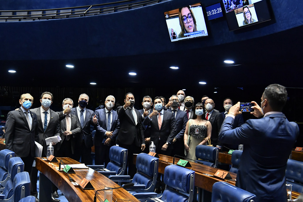 Senadores posam para foto com juízes presentes na sessão do Senado desta quarta-feira que aprovou criação do TRF da 6ª Região, com jurisdição em Minas Gerais.