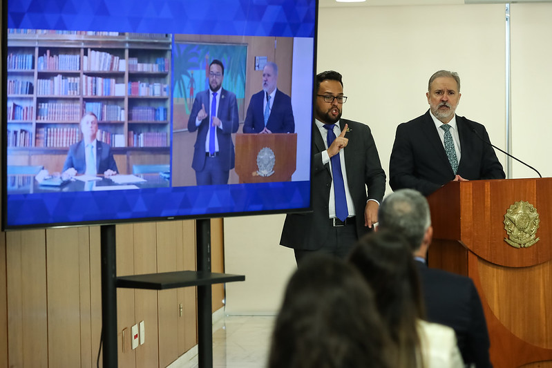 “A caneta do PGR não será instrumento de peleja política”, diz Aras ao assumir 2º mandato Augusto aras assumiu o segundo mandato à frente da Procuradoria-Geral da República (PGR).
