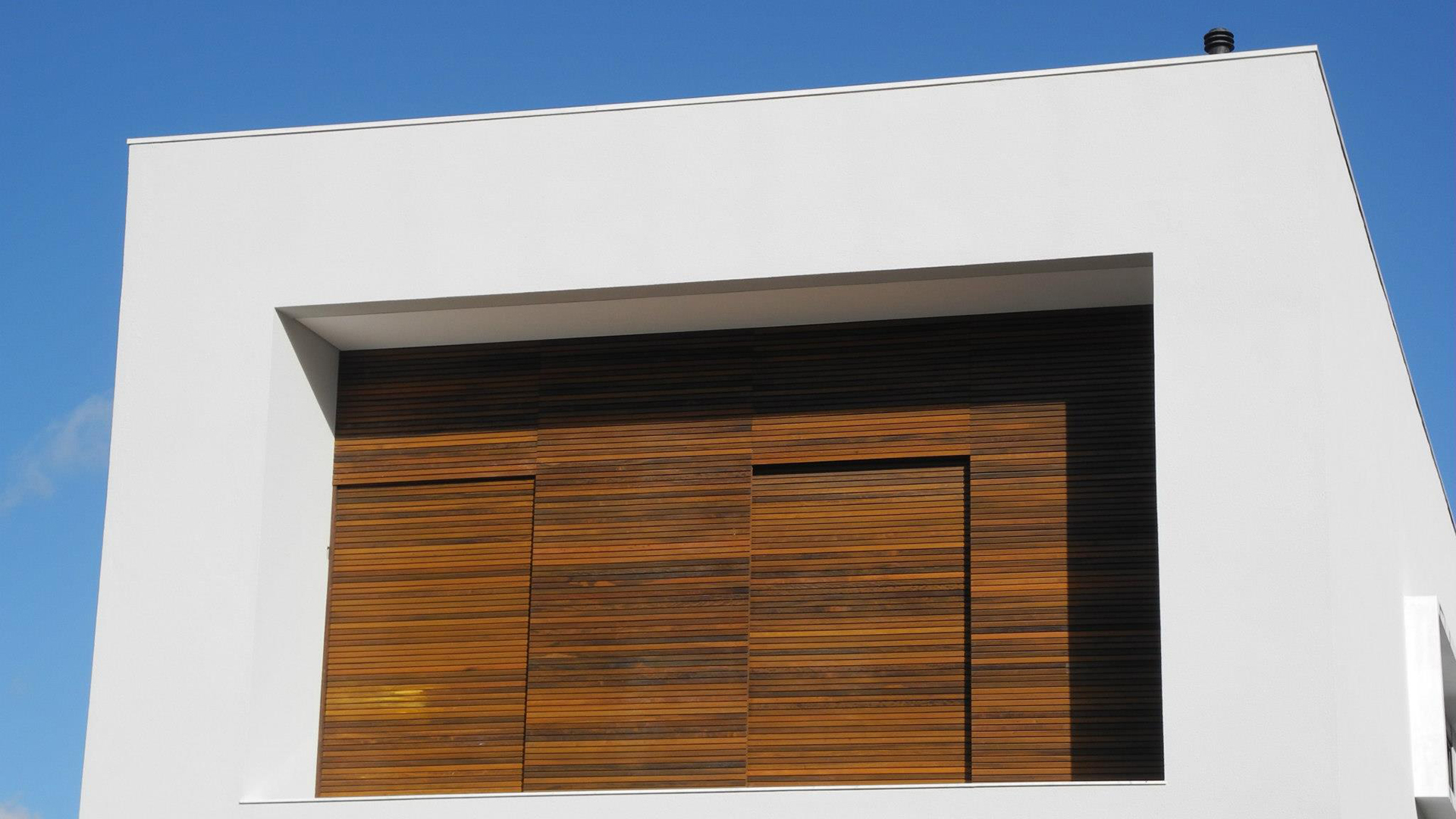 Painel de brise móvel feito pela SESMADEIRAS e aplicado em projeto do arquiteto Jayme Bernardo