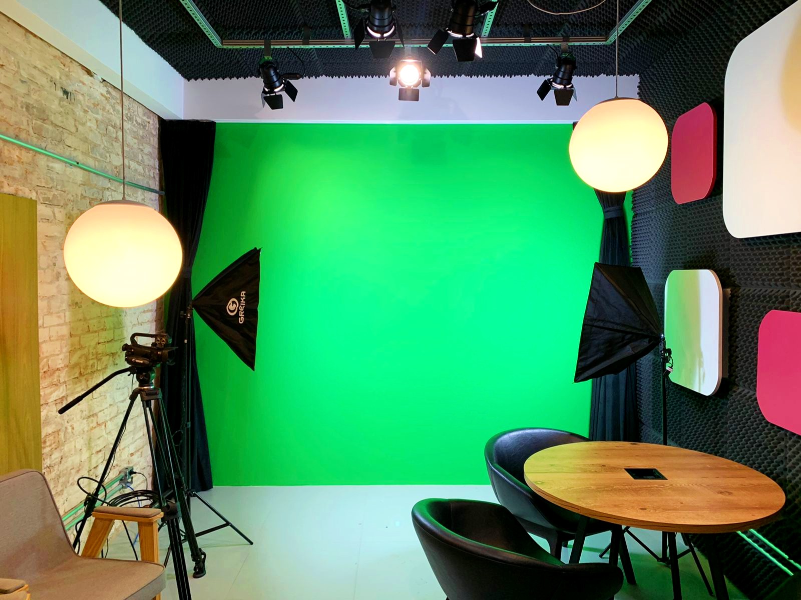 O estúdio é localizado no hub Distrito Adtech, em São Paulo.