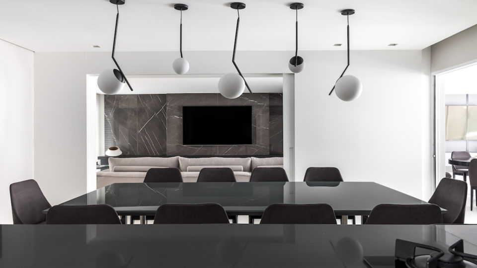 Um toque moderno e contemporâneo para uma sala de jantar funcional.