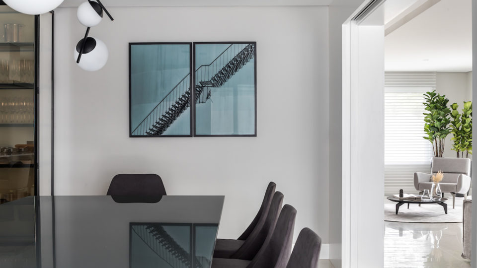 O preto e o branco contrastam e modernizam os ambientes.