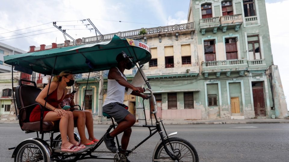 Mesmo após repressão em julho, movimentos pela liberdade em Cuba marcam novos atos “Bicitáxi” transporta duas mulheres em Havana: condições de vida ficaram ainda piores com a pandemia