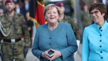 O que você precisa saber sobre a eleição que encerra a era Merkel na Alemanha A chanceler alemã, Angela Merkel, e a ministra da Defesa, Annegret Kramp-Karrenbauer, em evento com militares que participaram da missão de evacuação de Cabul, em Seedorf, Alemanha, 22 de setembro