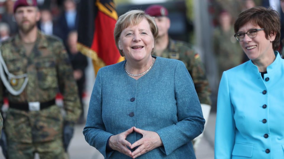 O que você precisa saber sobre a eleição que encerra a era Merkel na Alemanha A chanceler alemã, Angela Merkel, e a ministra da Defesa, Annegret Kramp-Karrenbauer, em evento com militares que participaram da missão de evacuação de Cabul, em Seedorf, Alemanha, 22 de setembro