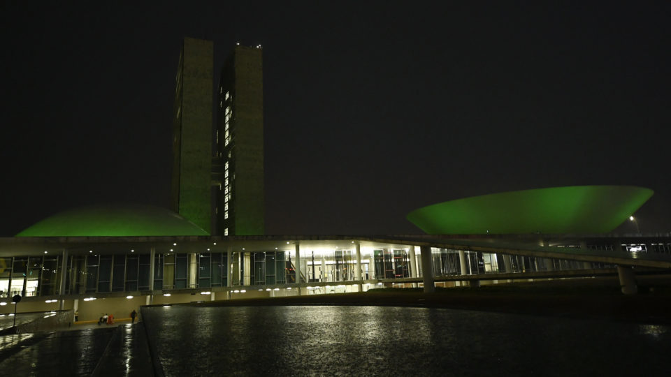 Despesa com filhas solteiras do Senado será mantida por décadas Prédio do Congresso iluminado com o “verde esperança”.