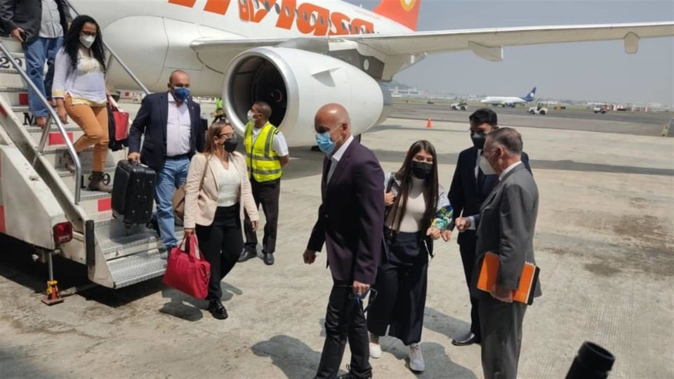 Delegação de Maduro chega ao México para retomar diálogo com a oposição Delegação busca retomar o dialogo com a oposição venezuelana, após ter adiado o encontro acusando os Estados Unidos de interferirem nas negociações.