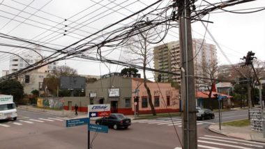 Excesso de fios em postes de Curitiba: saiba as causas e consequências