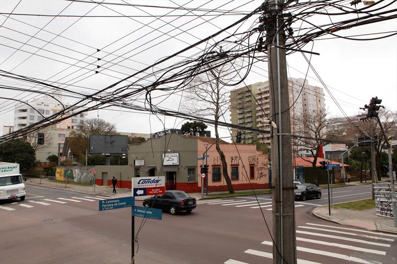 Home office acelera necessidade de Curitiba resolver excesso de fios nos postes Excesso de fios em postes de Curitiba: saiba as causas e consequências