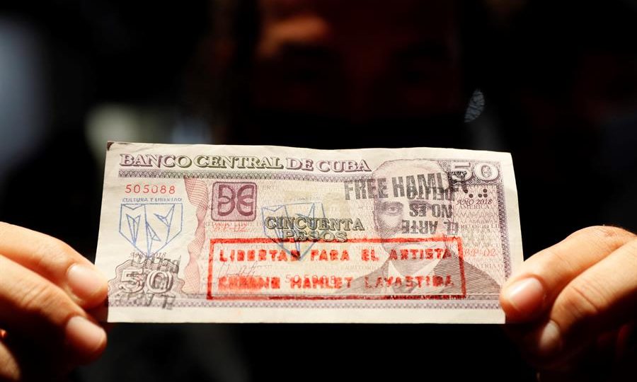 Artista dissidente cubano é libertado da prisão e forçado a viajar à Polônia Performance artística pela libertação do artista cubano Hamlet Lavastida, em festival de arte contemporânea em Madri, Espanha, 8 de julho