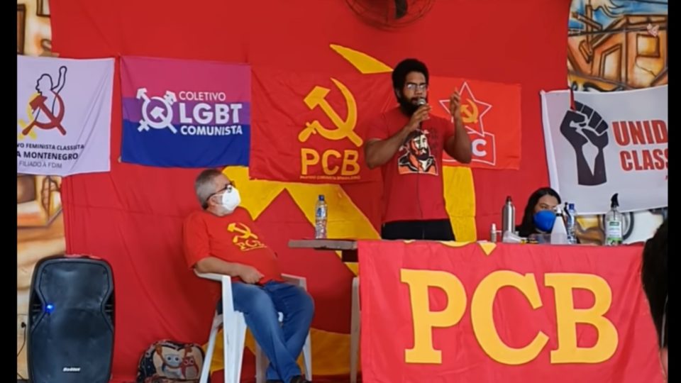 Militante comunista defende ódio e violência contra o STF, políticos e patrões Youtuber esquerdista Jones Manoel defendeu ódio e violência como estratégia política em evento do Sindicato da Construção Civil de Fortaleza (CE).