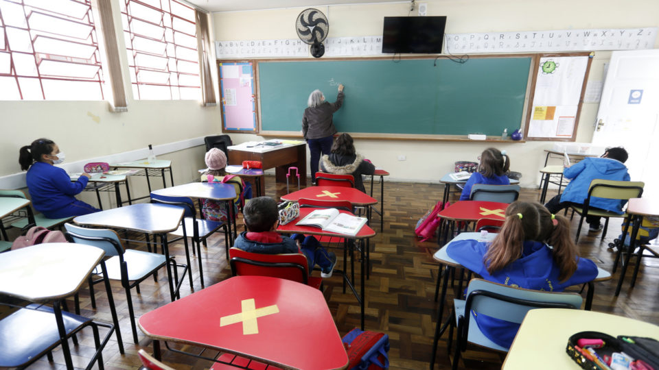 Secretário apela para que protocolos sejam cumpridos com mais alunos nas escolas Todos alunos estão autorizados a voltar à sala de aula na rede estadual e na rede municipal de Curitiba.