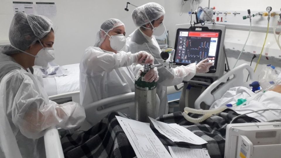 Novos casos de Covid caem a patamar de 2020 e Curitiba desativa mais leitos Hospital Vitória, referência no tratamento de Covid-19 em Curitiba, desativou mais leitos domingo graças à queda no contágio.