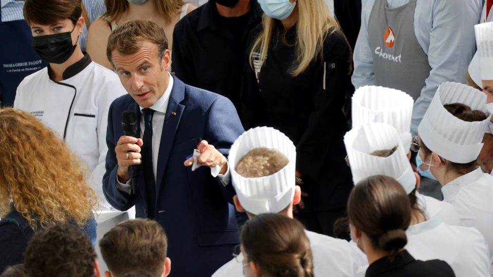 Emmanuel Macron é atingido por ovo durante visita a feira gastronômica em Lyon O presidente da França, Emmanuel Macron, visita feira de hotelaria e gastronomia em Lyon, 27 de setembro