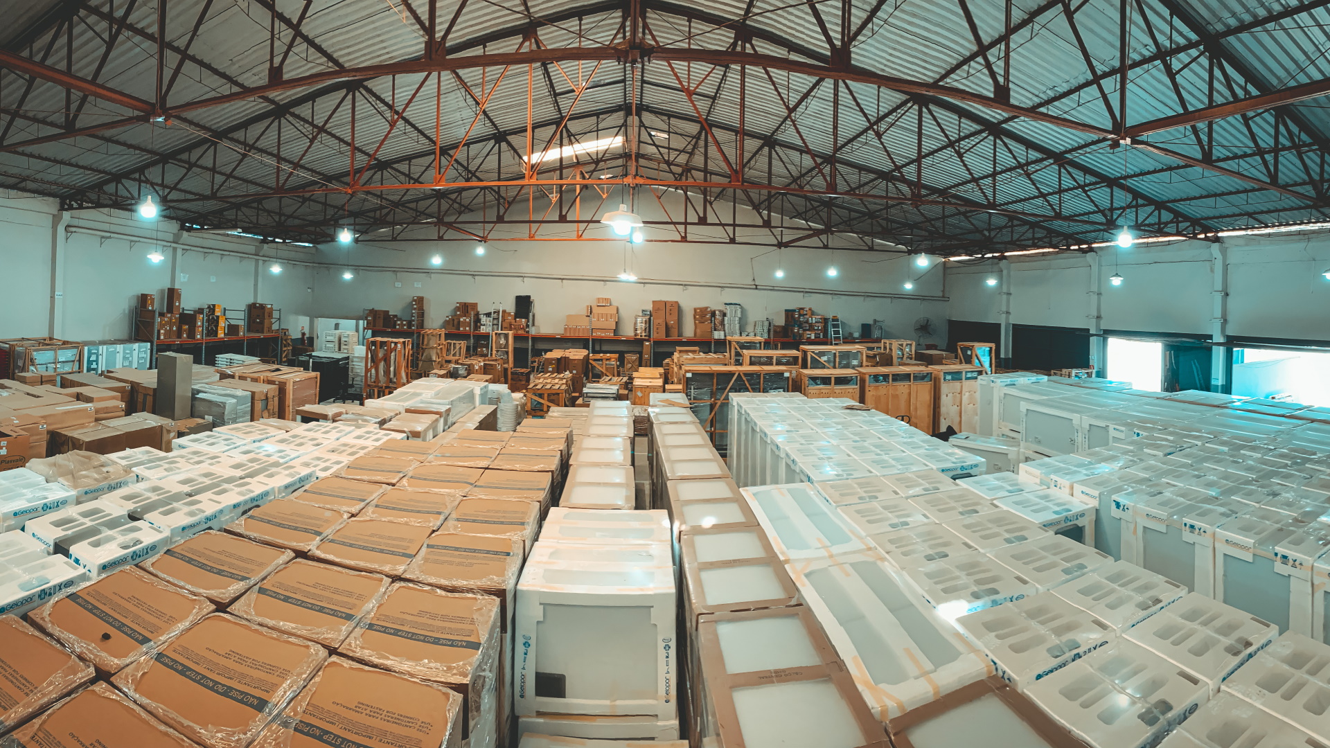 São mais de 5 mil opções de produtos em grandes quantidades, que são revendidas a mais de 5 mil clientes de norte a sul do Brasil. São mais de 5 mil opções de produtos em grandes quantidades, que são revendidas a mais de 5 mil clientes de norte a sul do Brasil.